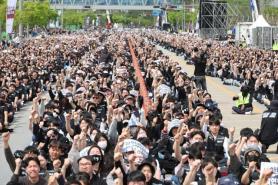 South Koreas labor minister to meet Samsung management to avert strike