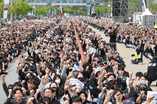 South Koreas labor minister to meet Samsung management to avert strike