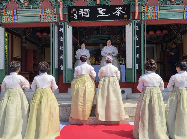 초의선사 탄생지인 전남 무안군 삼향읍 소재 다성사에서 무안불교사암연합회의 헌다례가 진행되고 있다사진김옥현 기자