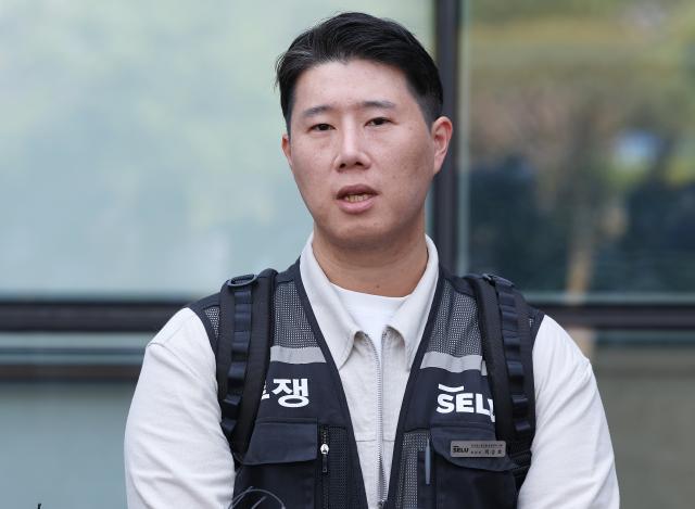  최승호 초기업노조 삼성전자지부 위원장이 13일 경기도 수원시 영통구 수원지방법원에서 열린 삼성전자가 노조를 상대로 제기한 위법 쟁의행위 금지 가처분 신청 심문을 마치고 나와 취재진 질문에 답하고 있다 2026513 사진연합뉴스
 