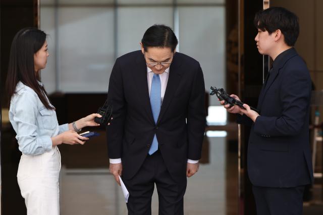 해외 출장을 마치고 급거 귀국한 이재용 삼성전자 회장이 16일 서울 김포비즈니스항공센터SGBAC에서 머리 숙여 사죄 인사를 하고 있다 2026516 사진연합뉴스