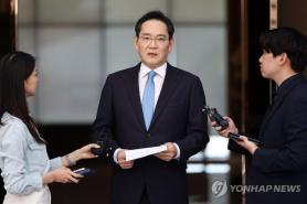 Chủ tịch Samsung Lee Jae-yong cúi đầu xin lỗi người dân trước nguy cơ tổng đình công