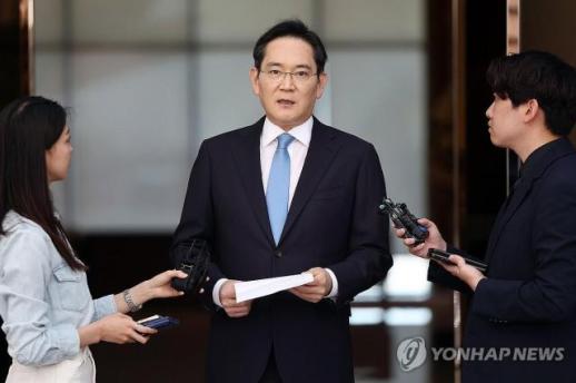 Chủ tịch Samsung Lee Jae-yong cúi đầu xin lỗi người dân trước nguy cơ tổng đình công