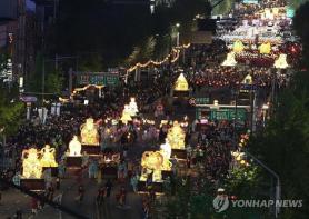 Seoul rực sáng với lễ hội đèn lồng mừng Phật đản, "robot sư" lần đầu tham gia diễu hành