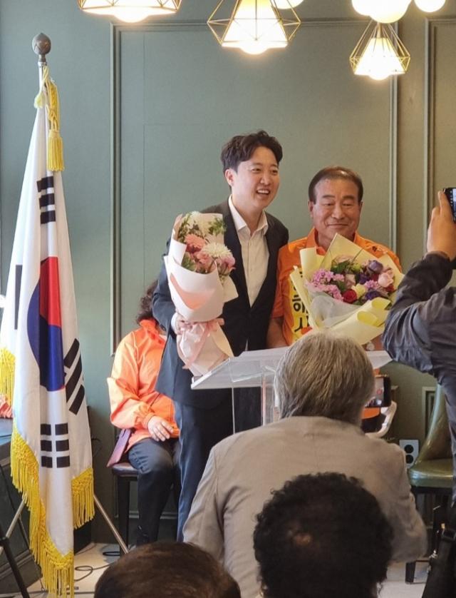 이준석 대표왼쪽 지원사격 속에 김홍수 동해시장 후보왼쪽가 힘을 얻고 있다 사진이동원 기자