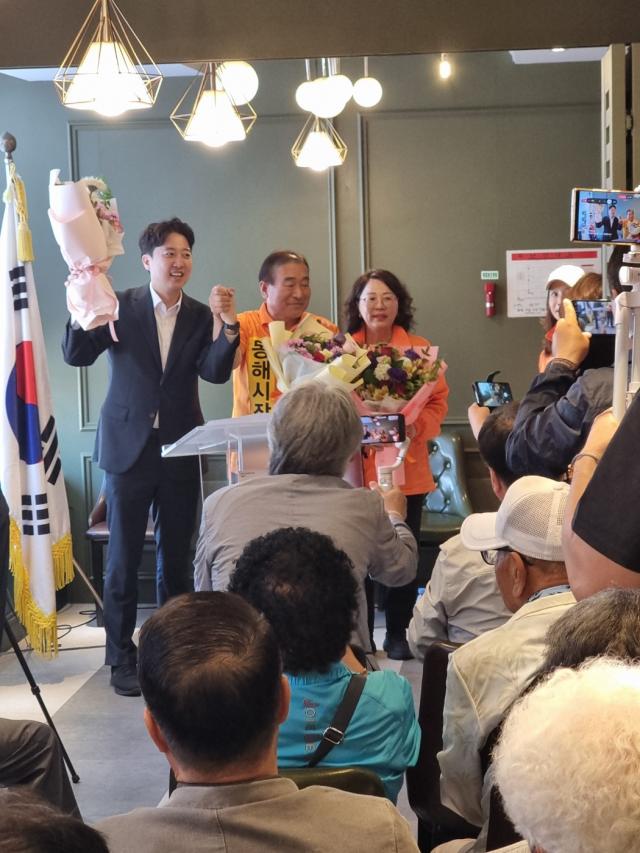 개혁신당 김홍수 동해시장 후보가운데가 지지자들에게 감사의 인사를 표하고 있다 사진이동원 기자