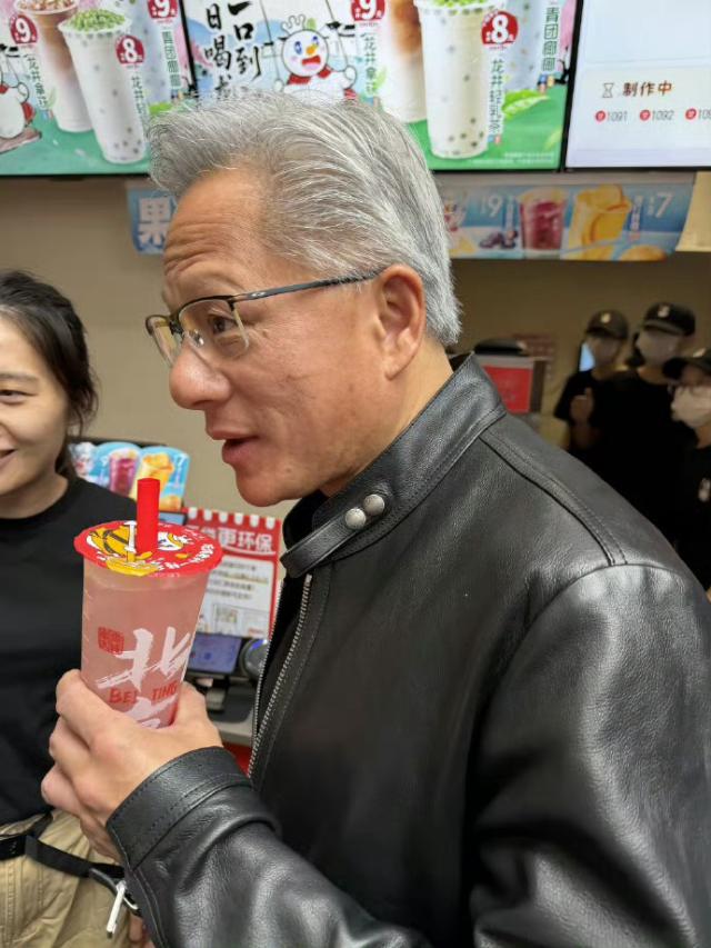 젠슨 황 엔비디아 CEO가 베이징에서 미쉐빙청 음료를 마시고 있는 사진이 중국 소셜미디어에 올라왔다
