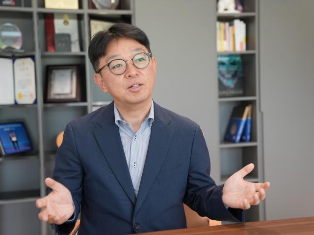 김건수 큐로셀 대표가 아주경제와 인터뷰에서 국산 1호 키메라 항원 수용체 T세포CAR-T치료제 림카토주에 대해 설명하고 있다사진박보람 기자