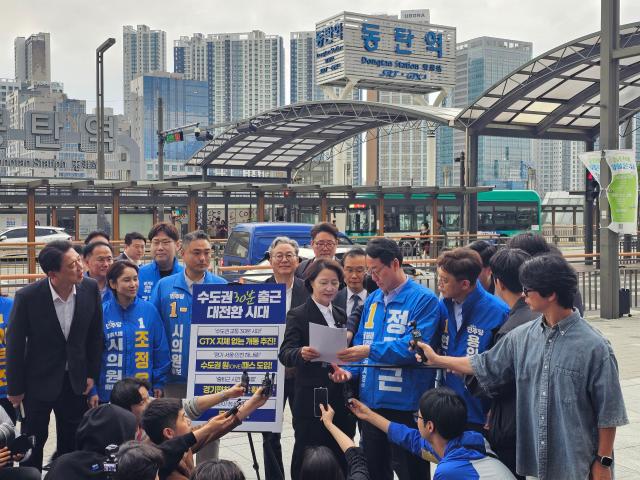 5월11일 동탄역에서 추미애 경기도지사 후보 정명근 화성시장 후보 현근택 용인시장 후보가 교통정책을 브리핑하고 있다 사진정명근 후보
