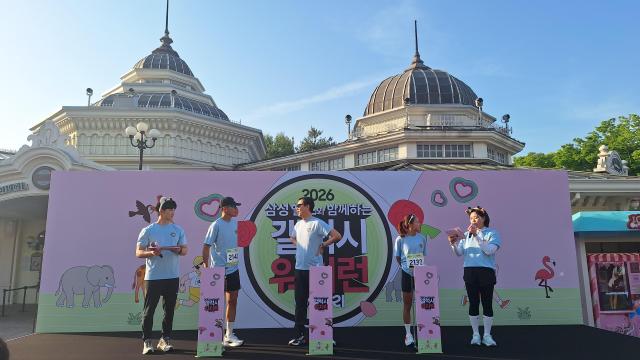 사진② 무대 위 임성택 사장과 션
17일 용인 에버랜드에서 펼쳐진 갤럭시 워치런 사파리 행사 개회식에 임성택 한국총괄 부사장왼쪽에서 세 번째과 삼성 헬스 앰배서더 가수 션왼쪽에서 두 번째이 대화를 나누고 있다 사진조성준 기자