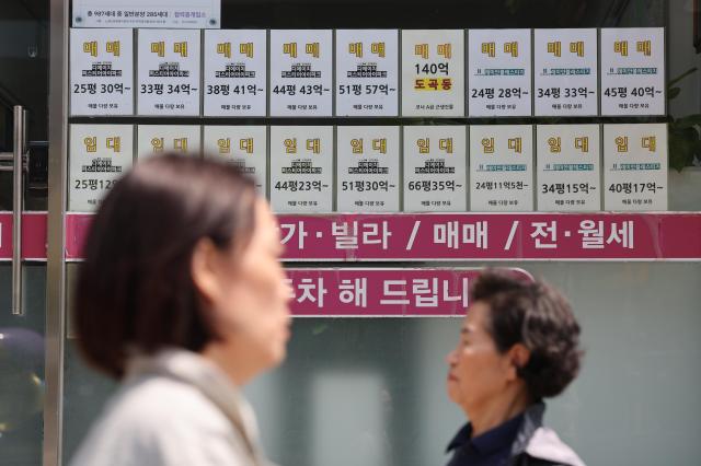 정부가 토지거래허가구역에서 주택 매수자에게 적용되는 실거주 의무를 세입자가 있는 모든 주택을 대상으로 한시 유예한다고 발표한 12일 서울 강남구 한 부동산 중개업소의 모습 사진연합뉴스