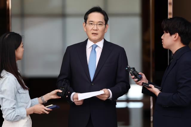 해외 출장을 마치고 귀국한 이재용 삼성전자 회장이 16일 서울 김포비즈니스항공센터SGBAC에서 입장문을 읽고 있다 사진연합뉴스