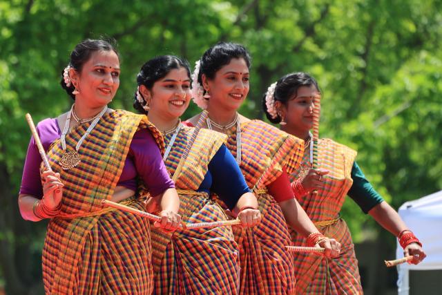 5월 16일 여의도 한강공원 물빛광장에서 개최된 제 1회 인디아 데이 India Day 행사에 참가한 인도 전통 무용단이 사진촬영을 위해 포즈를 취하고 있다 한준구  jungu141298ajupresscom