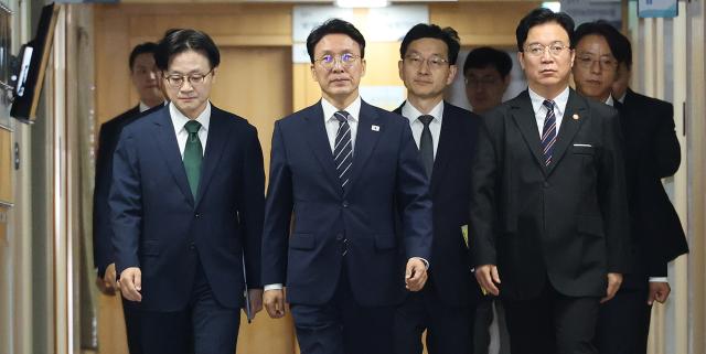 김민석 국무총리가 17일 서울 종로구 정부서울청사에서  삼성전자 파업 관련 대국민 담화를 위해 브리핑룸으로 이동하고 있다 앞줄 왼쪽부터 김정관 산업통상부 장관 김민석 국무총리 김영훈 고용노동부 장관 사진연합뉴스