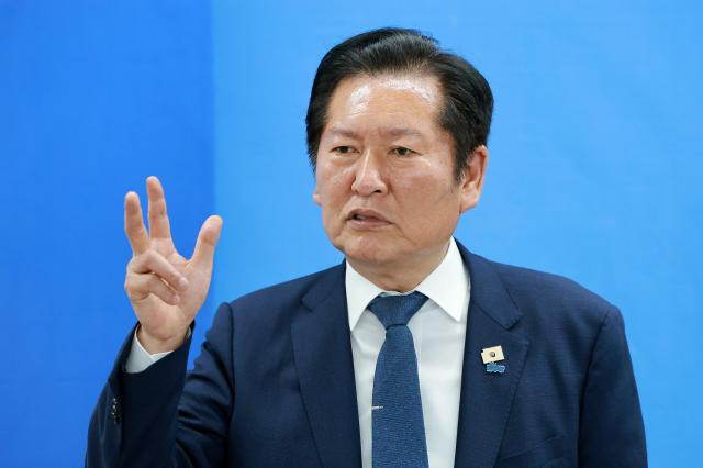 더불어민주당 총괄상임선대위원장인 정청래 대표가 17일 전북 김제시 민주당 박지원 전북 군산김제부안을 국회의원 보궐선거 후보 선거사무소 개소식에 참석해 인사말하고 있다 사진연합뉴스