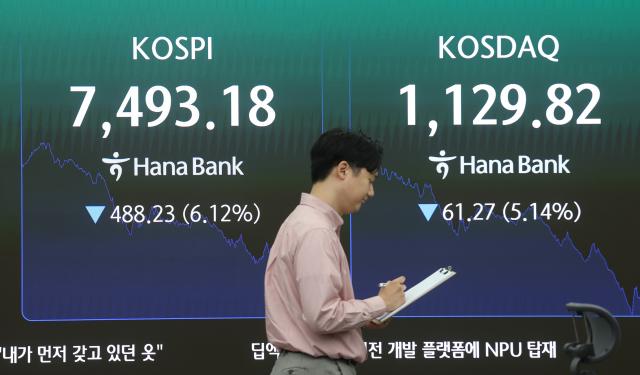 지난 15일 서울 중구 하나은행 딜링룸에서 직원이 업무를 보고 있다 이날 코스피는 전장보다 48823포인트612 내린 749318에 장을 마쳤다 사진연합뉴스
