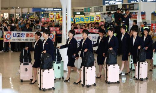 朝鲜我故乡女足代表团入境韩国