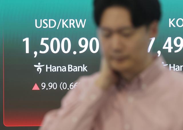 원달러 환율이 6거래일째 상승세를 이어가며 한 달 여 만에 1500원대로 마감한 15일 서울 중구 하나은행 딜링룸에서 직원이 업무를 보고 있다 사진연합뉴스