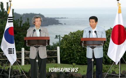 21일 오후 제주 신라호텔에서 열린 한일 정상공동기자회견에서 노무현대통령과 고이즈미 일본 총리가 기자들의 질문에 답변하고 있다