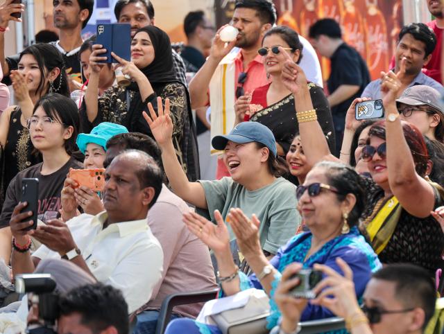 Visitors enjoy a traditional Indian dance performance at the inaugural India Day festival held at Mulbit Square in Yeouido Hangang Park on May 16 AJP Yoo Na-hyun