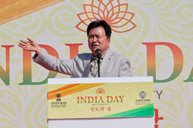AJU News Corporation Chairman Kwak Young-kil delivers his congratulatory remarks at the inaugural India Day festival held at Mulbit Square in Yeouido Hangang Park on May 16 AJP Yoo Na-hyun