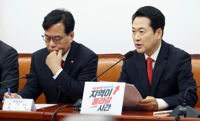 장동혁 국민의힘 대표오른쪽가 지난 11일 국회에서 송언석 원내대표와 함께 최고위원회의를 진행하고 있다 사진연합뉴스