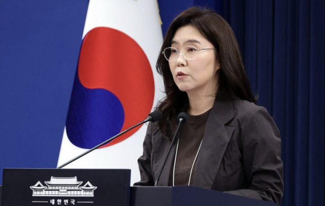 강유정 청와대 수석대변인이 17일 청와대 기자회견장에서 국정 목표 관련 브리핑을 하고 있다 사진연합뉴스