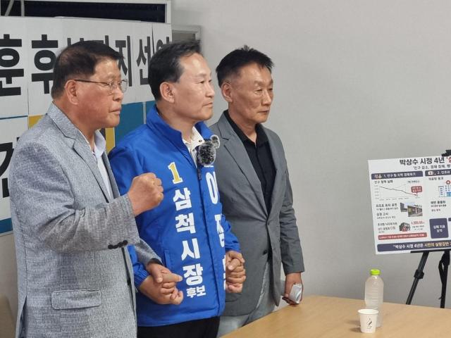 한기환 도계 현안대책위원장오른쪽을 비롯한 도계지역 시민사회단체 관계자와 주민들이 대거 참석해 이 후보에 대한 공식 지지를 선언하고 있다 사진이동원 기자