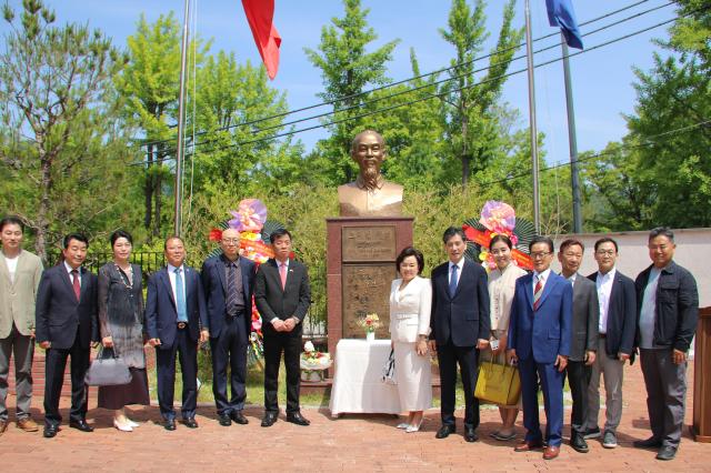 브브우 호 주한베트남대사가 베트남에 우호적인 한국 학계 및 경제계 인사들과 기념촬영을 하고 있다
