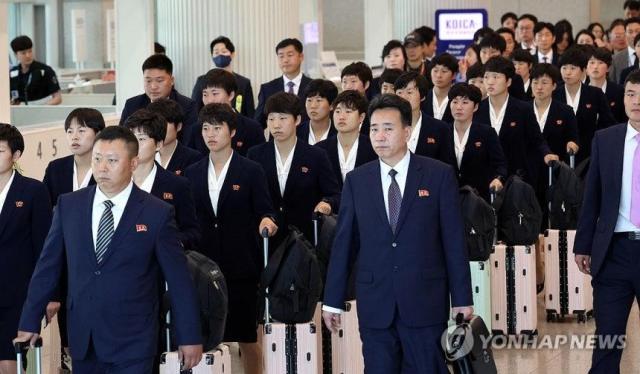 북한 축구선수단이 17일 인천공항으로 입국했다사진연합뉴스