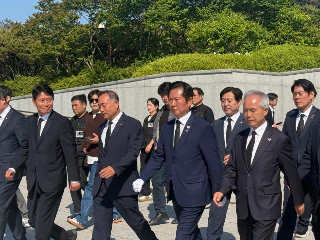 정청래 더불어민주당 대표가 18일 제46주년 5·18 민주화운동 기념일을 맞아 5·18 민주묘지를 방문했다사진송승현 기자