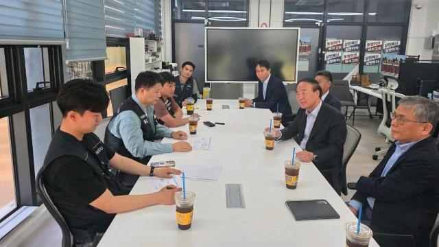 삼성전자 DS부문 경영진이 삼성전자노동조합 공동투쟁본부와 만나 대화하는 모습 사진 왼쪽 위부터 투쟁본부 정승원 국장 이송이 부위원장 최승호 위원장 김재원 국장 사진 오른쪽 위부터 삼성전자 박용인 사장 한진만 사장 전영현 부회장 김용관 사장 사진삼성전자