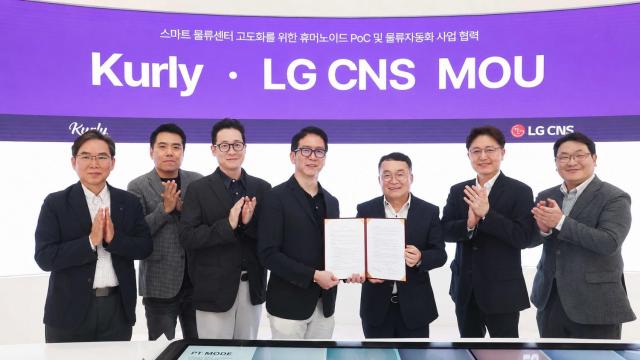 박상균 LG CNS 통신유통서비스사업부장 전무오른쪽 두번째와 이준호 스마트물류시티사업부장 전무오른쪽 세번째가 허태영 컬리 COO 부사장 등 경영진과 기념촬영을 하고 있다 사진LG CNS