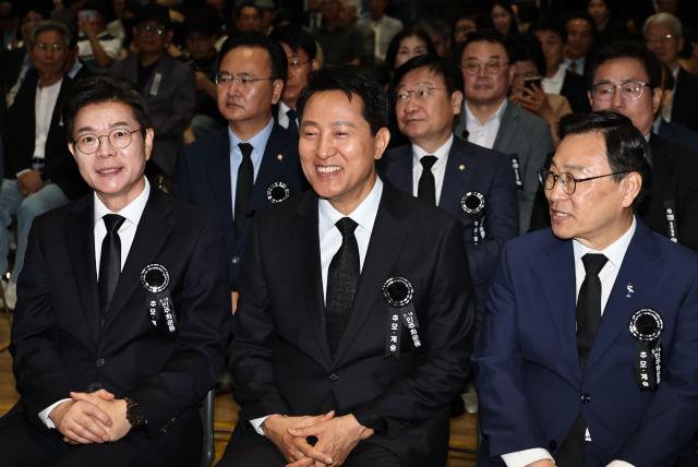정원오 더불어민주당 서울시장 후보앞줄 왼쪽부터 국민의힘 오세훈 서울시장 후보 정근식 서울시교육감 후보가 18일 서울시청 본관에서 열린 5·18민주화운동 제46주년 서울기념식에 참석해 있다사진연합뉴스