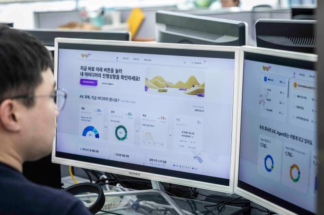 SKT 구성원이 전용 플랫폼 ‘AXMS’를 활용해 업무 현장에 적용할 AI 과제를 구체화하고 있는 모습사진SKT