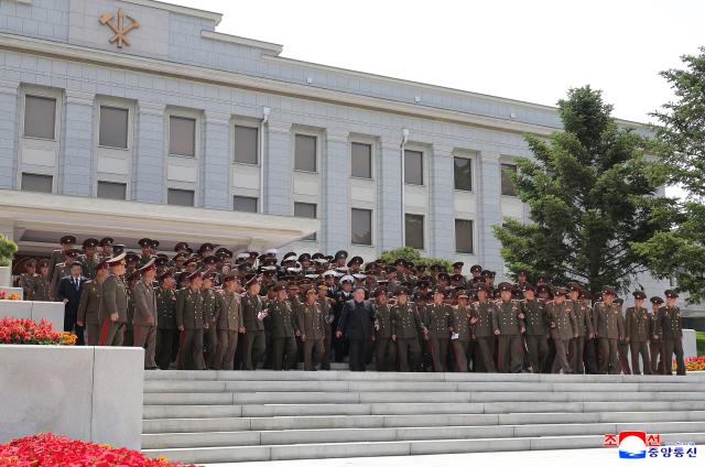북한 조선중앙통신은 경애하는 김정은 동지께서 5월 17일 전군의 사려단 지휘관들의 회합을 소집하시고 그들을 만나시였다고 18일 보도했다 사진연합뉴스