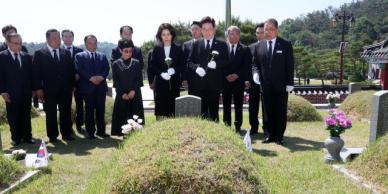 李在明到访光州5·18民主墓地