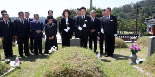 李在明到访光州5·18民主墓地