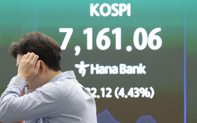 18일 서울 중구 하나은행 딜링룸 현황판에 코스피가 표시되고 있다 사진연합뉴스