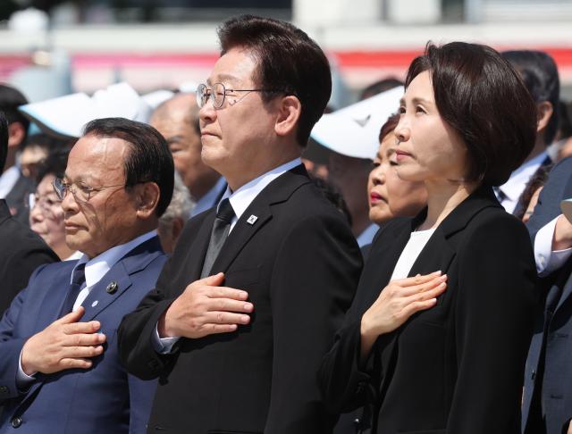 이재명 대통령과 김혜경 여사가 18일 광주 5·18 민주광장에서 열린 제46주년 5·18 민주화운동 기념식에서 국민의례를 하고 있다 사진연합뉴스