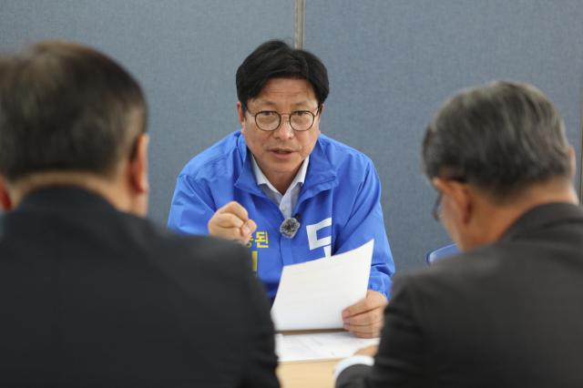 18일 미추홀구 학생성공캠프에서 도성훈 인천시교육감 후보가 인천과총과 과학인재 성장지원에 대한 간담회를 하고 있다 사진도성훈 후보