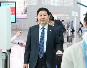 Finance chief Koo departs for Paris G7 meeting, London investment relations session