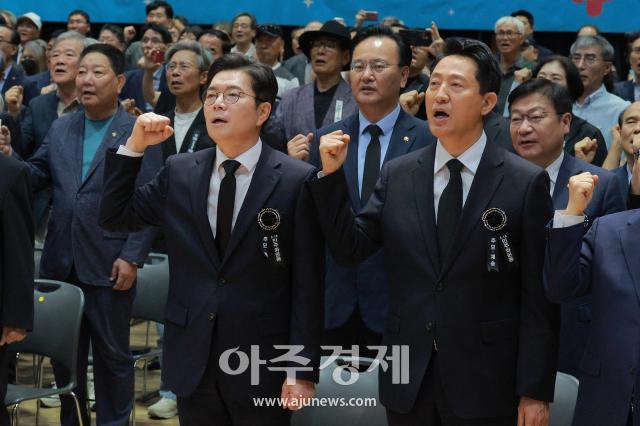 [포토] 임을 위한 행진곡 제창하는 정원오·오세훈 후보