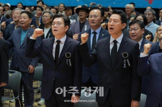 [포토] 임을 위한 행진곡 제창하는 정원오·오세훈 후보