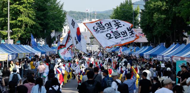 16일 오후 광주 동구 금남로에서 5·18 46주년 민주평화대행진이 열리고 있다 시민사회 주도 5·18 기념행사인 민주평화대행진은 1980년 5월 당시 민주화를 외쳤던 가두행진을 재현했다사진연합뉴스