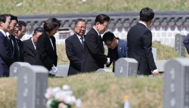 [5·18 46주년 | 광장과 오월] 5·18 묘역 찾은 이재명 대통령…유가족 손잡고 함께 울었다