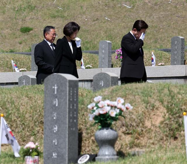 이재명 대통령과 김혜경 여사가 18일 광주 북구 5·18민주묘지 묘역을 둘러보고 있다 사진청와대통신사진기자단