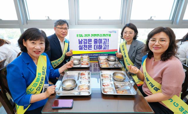 유정기 전북특별자치도교육감 권한대행왼쪽 두 번째을 비롯한 직원들이 ESG 실천 잔반인증 챌린지를 진행하고 있다사진전북특별자치도교육청