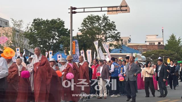 연등회 행렬에 참여하는 시민들과 전북지사 후보들 사진박승호 기자