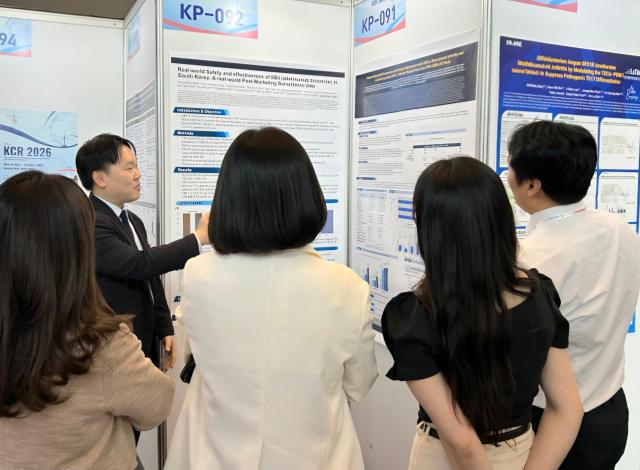 성바이오에피스 관계자가 대한류마티스 국제학술대회에서 자가면역질환 치료제의 환자 처방 연구 결과를 발표하고 있다 사진성바이오에피스